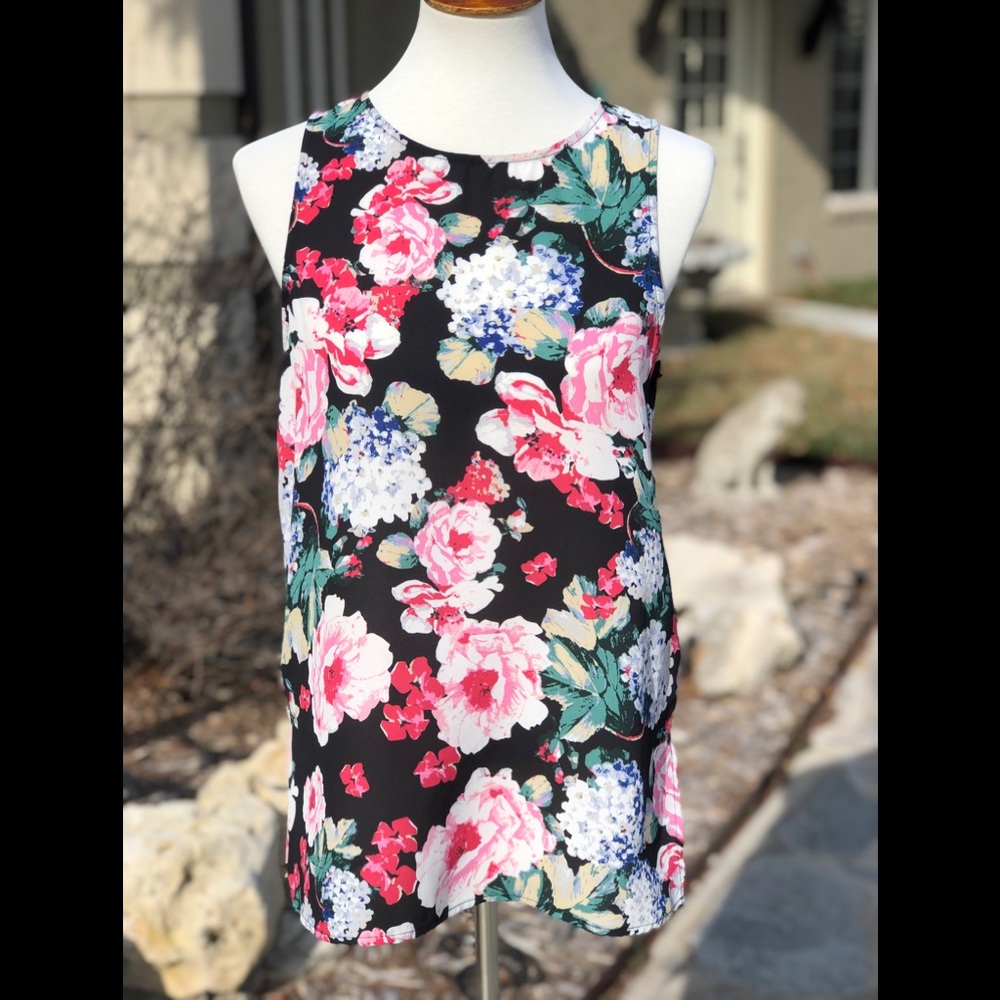 Who what wear sz  S black floral sleeveless blouse